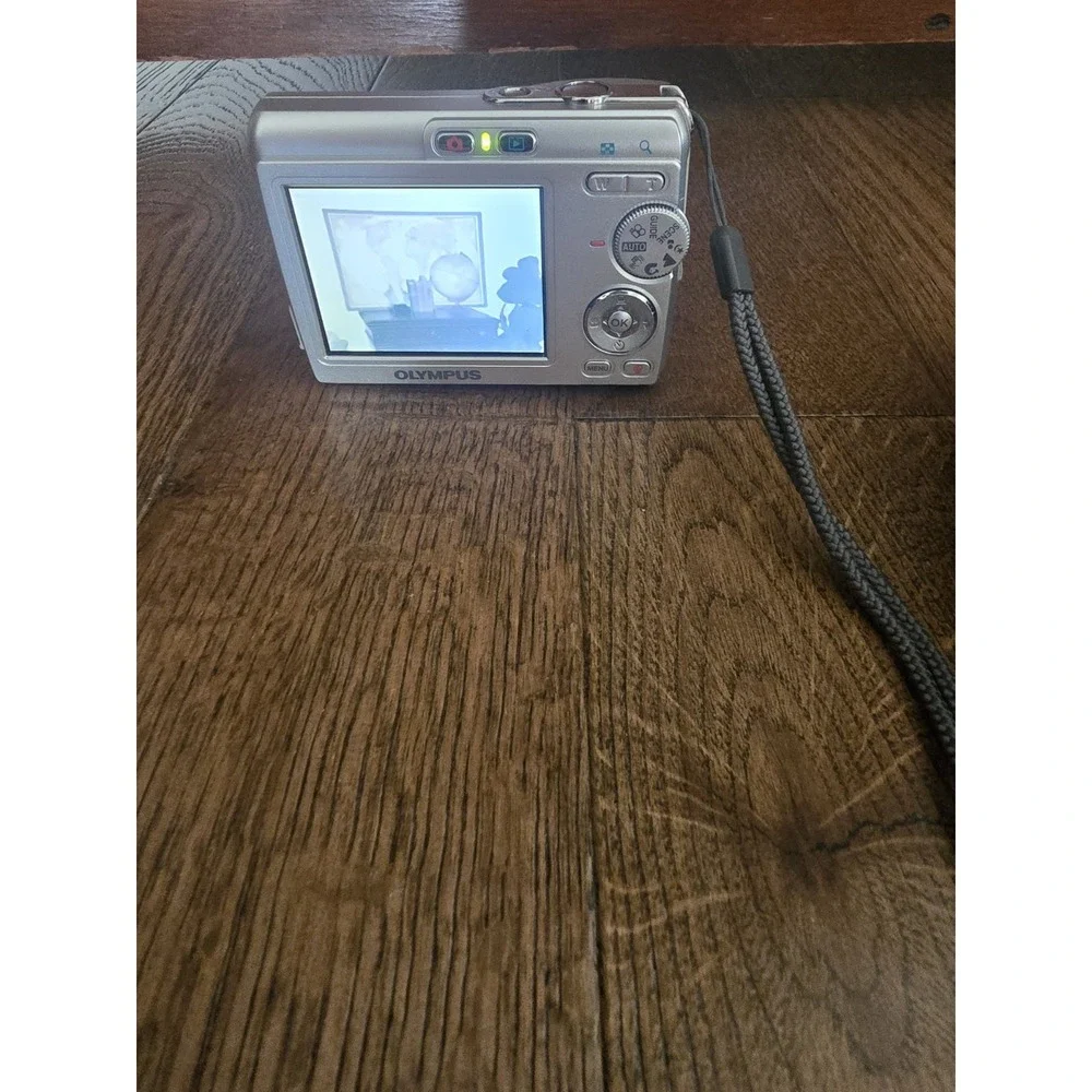 Olympus FE-170 6.0 Megapixel Digital Camera with‎ Case